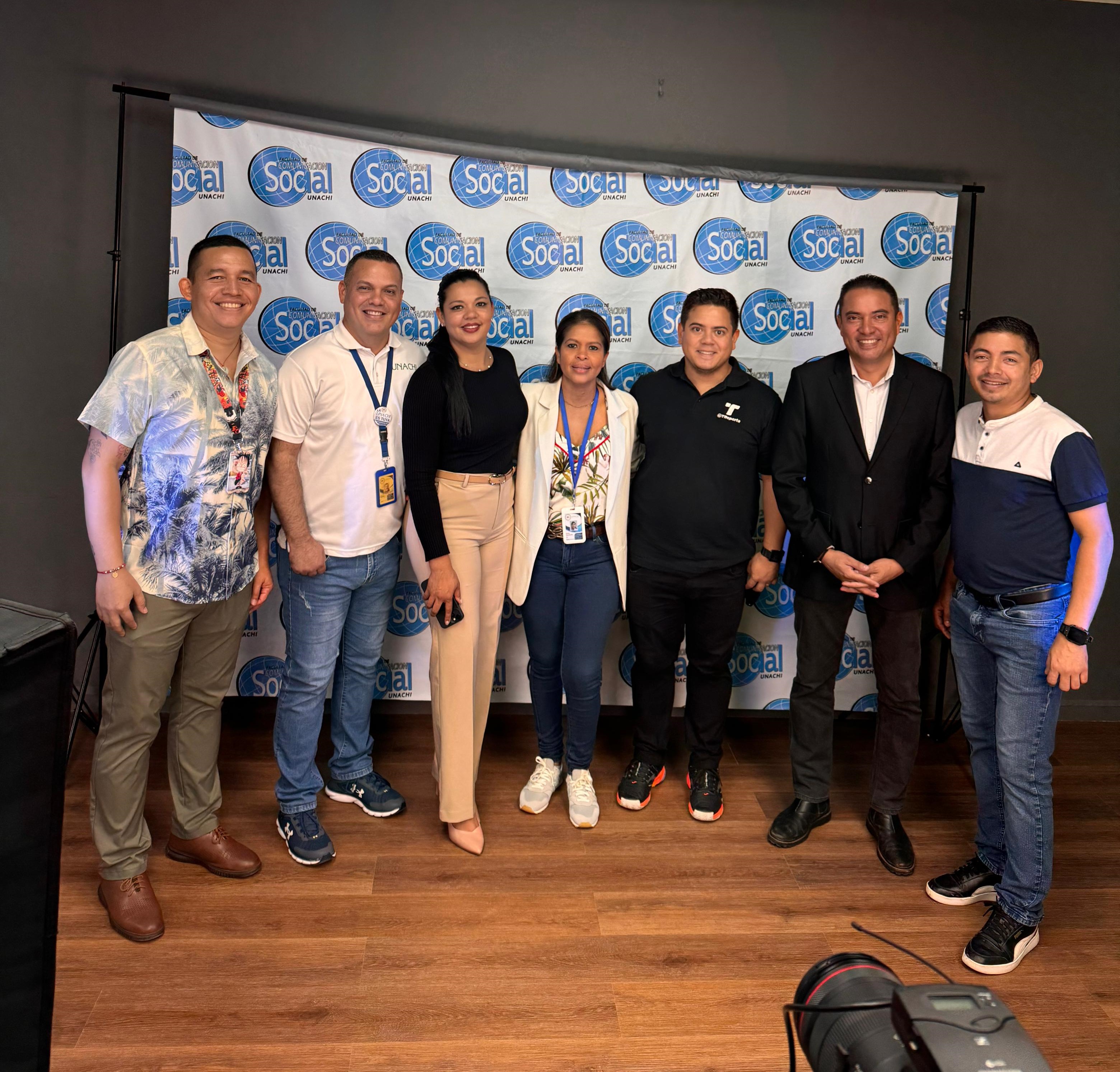 Comunicadores Sociales visitan el Estudio de Radio y Tv